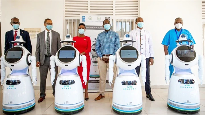 Robot thúc đẩy cuộc chiến chống lại dịch Covid-19 ở Rwanda. Ảnh: AFP
