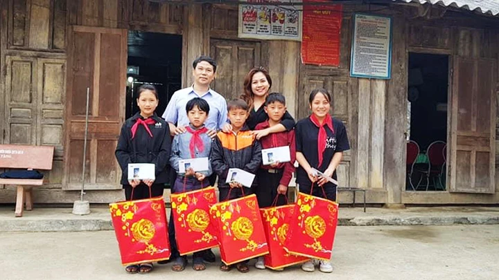 Cán bộ, phóng viên Đài PTTH Nghệ An hỗ trợ cho các em học sinh có hoàn cảnh khó khăn ở Huồi Tụ.