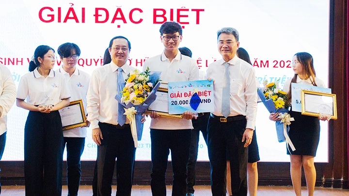 Hồ Trọng Thành Vinh đại diện nhóm nhận giải đặc biệt tại cuộc thi.