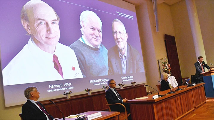 Ba nhà khoa học được trao giải Nobel Y học 2020. Ảnh: CNN