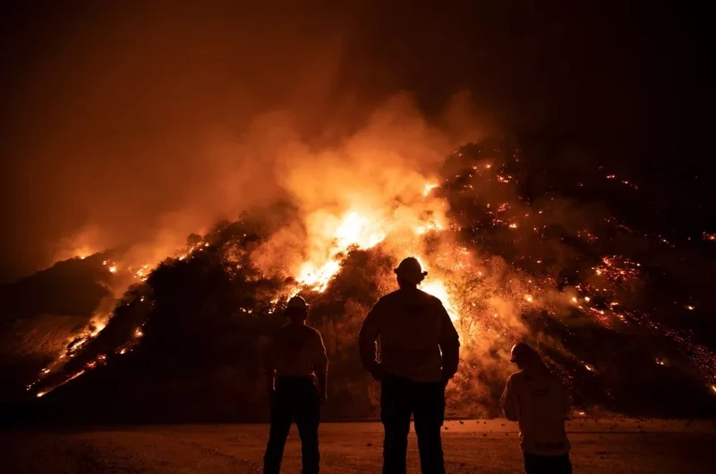 Trận cháy rừng đốt cháy các ngọn đồi ở Los Angeles vào ngày 15-9. Ảnh: Shutterstock.