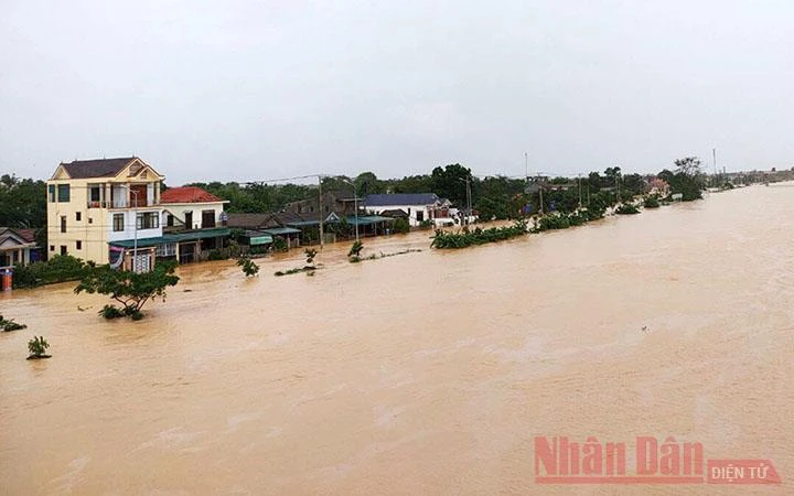 Nước lũ dâng cao ở nhiều vùng quê Quảng Trị (Ảnh: Lâm Quang Huy).