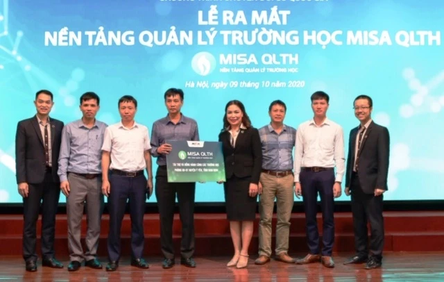 Bà Đinh Thị Thúy, Tổng Giám đốc Công ty CP MISA trao tặng tài trợ Nền tảng MISA QLTH cho các cơ sở giáo dục trên toàn địa bàn huyện Ý Yên, tỉnh Nam Định.