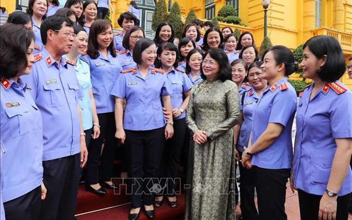 Phó Chủ tịch nước Đặng Thị Ngọc Thịnh gặp mặt các nữ công chức tiêu biểu của ngành Kiểm sát nhân dân. Ảnh: TTXVN