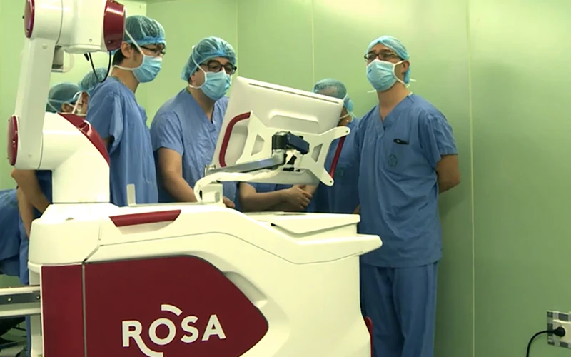Điều trị cho bệnh nhân bằng robot Rosa. Nguồn: Bệnh viện Bạch Mai