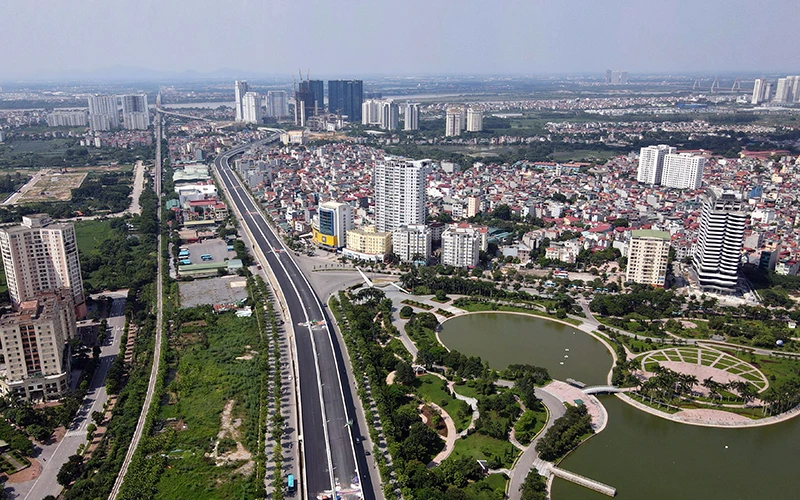 Tuyến đường vành đai 3 trên cao đoạn Mai Dịch - Nam Thăng Long được khánh thành dịp kỷ niệm Ngày Giải phóng Thủ đô 10-10, sẽ góp phần kết nối và phát triển giao thông khu vực cửa ngõ Thủ đô. Ảnh: Duy Linh