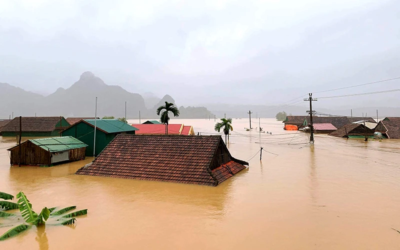 Nhiều nhà dân tại xã Tân Hóa, huyện Minh Hóa (Quảng Bình) bị ngập sâu đến gần tận nóc nhà.