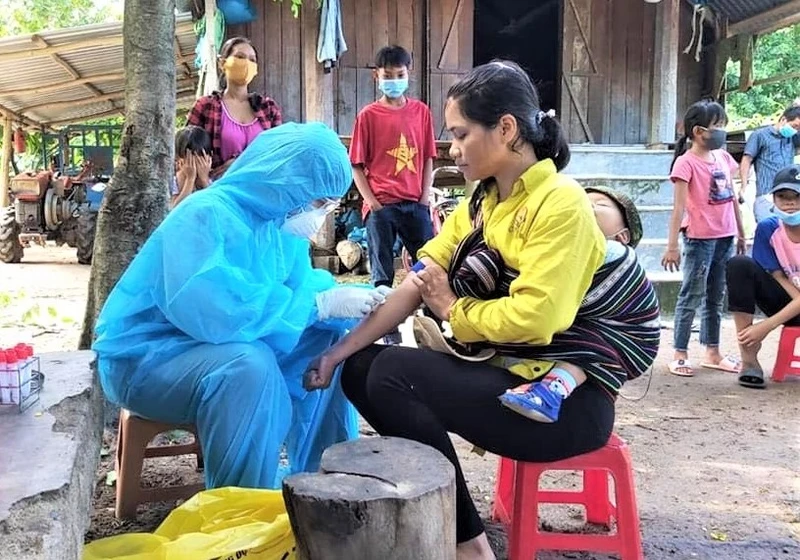Cán bộ y tế tỉnh Đắk Lắk về tận thôn, buôn vùng sâu tiêm vaccine phòng bệnh bạch hầu cho người dân.