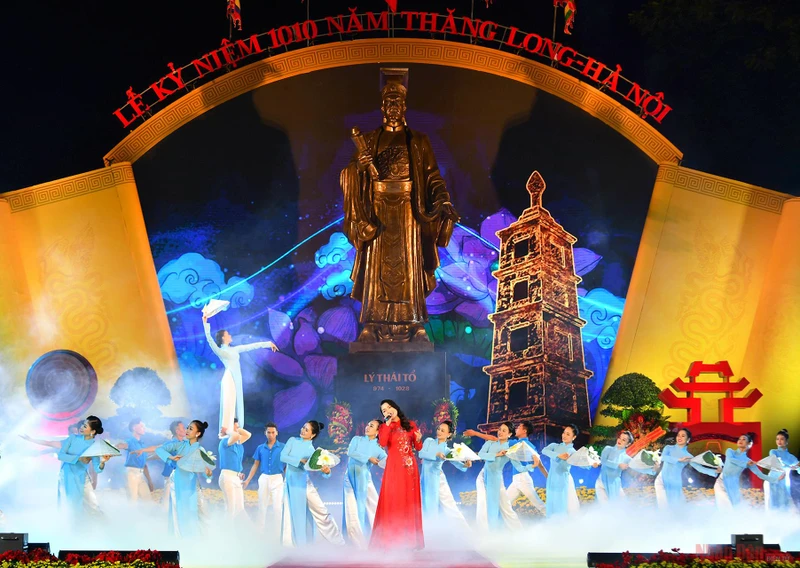 Chương trình biểu diễn nghệ thuật chào mừng 1010 năm Thăng Long – Hà Nội.
