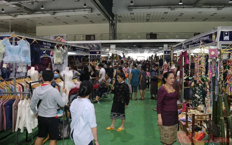 Hội chợ thu hút đông đảo người dân Lào đến tham dự. 