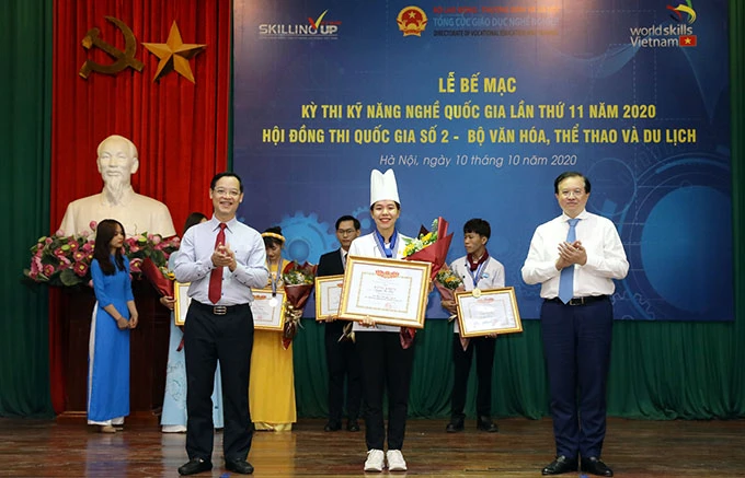 Trao thưởng cho các thí sinh đoạt giải Kỳ thi Kỹ năng nghề quốc gia tại Hội đồng thi Bộ Văn hóa, Thể thao và Du lịch (Ảnh: Anh Nguyễn).