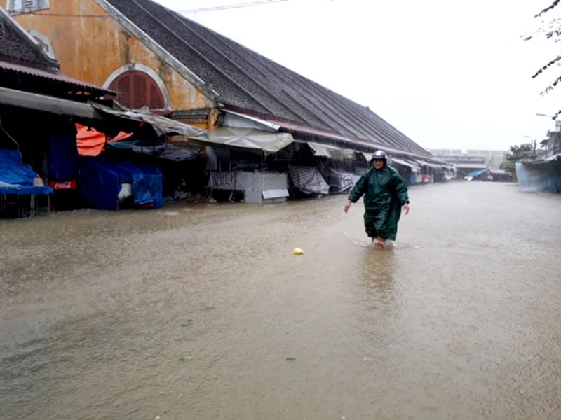 Chợ Hội An ngập nặng trong nước lũ. Mưa vẫn trút xuống liên tục kèm với gió.