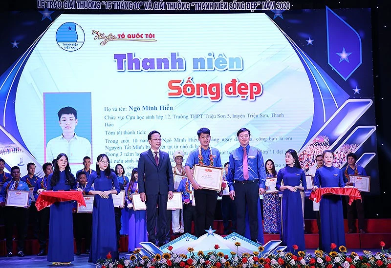 Trao giải thưởng "Thanh niên sống đẹp" năm 2020, tặng Ngô Minh Hiếu, người đã cõng bạn mình là Nguyễn Tất Minh đến trường trong suốt 10 năm ròng rã.