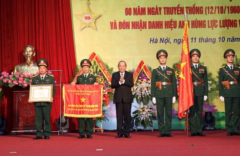 Phó Thủ tướng Thường trực Chính phủ Trương Hòa Bình trao danh hiệu Anh hùng LLVTND tặng Viện KH-CN quân sự