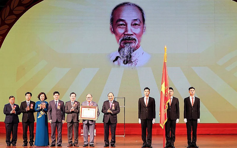 Thủ tướng Chính phủ Nguyễn Xuân Phúc trao Huân chương Hồ Chí Minh tặng Hội Nông dân Việt Nam. (Ảnh: TRẦN HẢI)