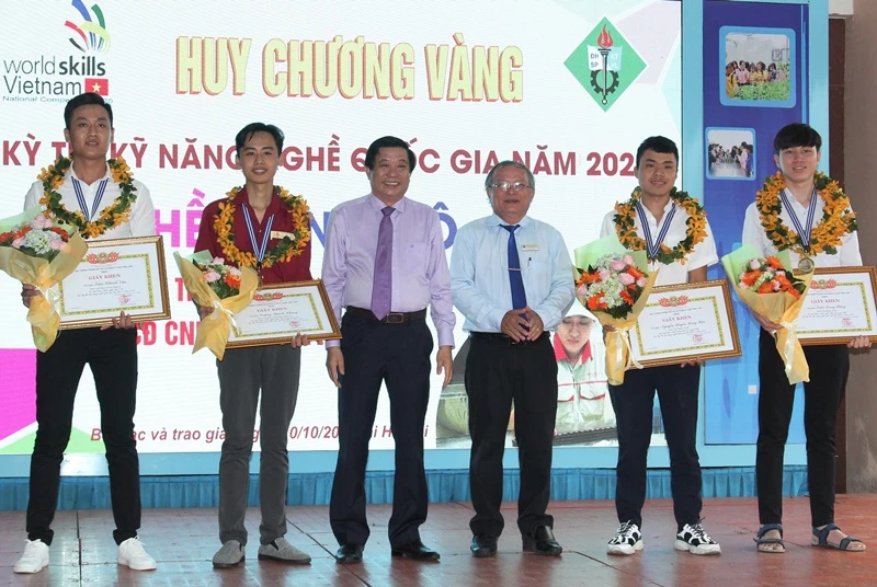 Phó Bí thư Thường trực Tỉnh ủy Vĩnh Long, Bùi Văn Nghiêm trao bằng khen cho các thí sinh đoạt HCV tay nghề quốc gia, chiều 11-10.