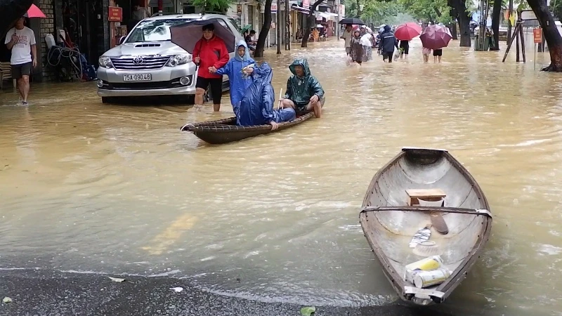 Nhiều nơi trong TP Huế, người dân đã phải sử dụng ghe, thuyền để đi lại.