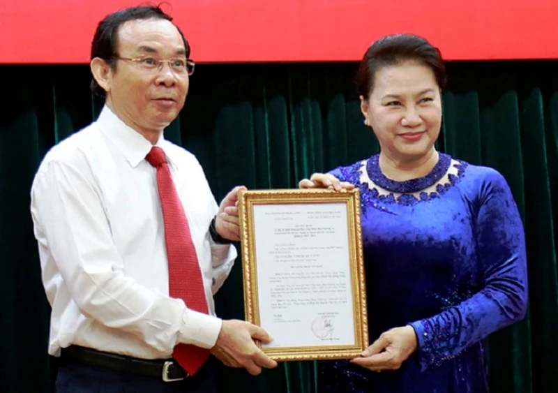Chủ tịch Quốc hội Nguyễn Thị Kim Ngân trao quyết định cho ông Nguyễn Văn Nên tại TP Hồ Chí Minh, sáng 11-10. (Ảnh: TTXVN)