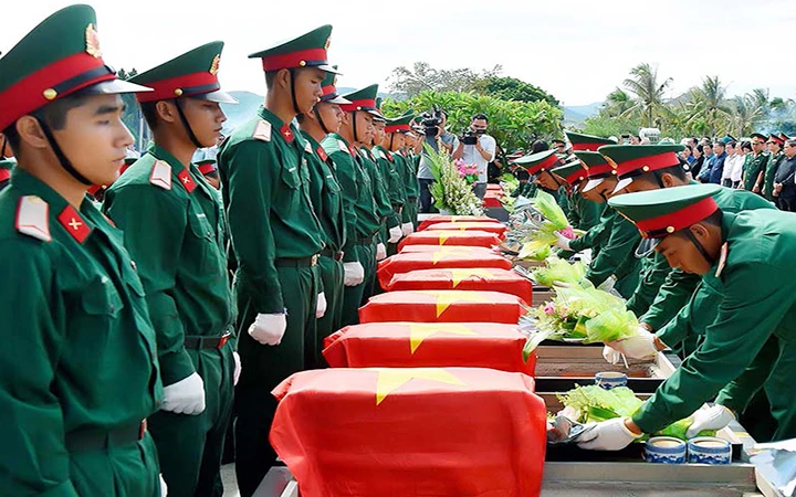 Lễ truy điệu và an táng hài cốt các liệt sĩ hy sinh tại Cam-pu-chia được Đội quy tập K52 tìm kiếm, quy tập về Nghĩa trang Liệt sĩ huyện Đức Cơ (Gia Lai). Ảnh: PHAN HÒA