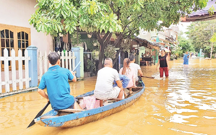 Người dân vùng lũ Túy Loan, xã Hòa Phong, huyện Hòa Vang (Đà Nẵng) phải dùng ghe di chuyển khi nước lũ ngập sâu. Ảnh: ANH ĐÀO