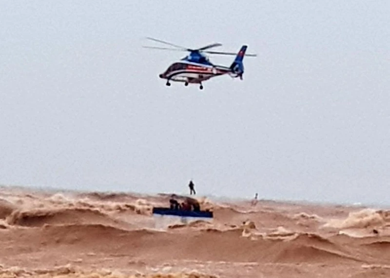 Máy bay trực thăng thả lực lượng cứu nạn lên tàu Vietship 01 để cứu người.
