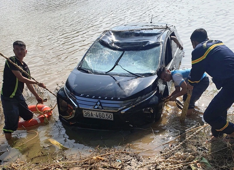 Lực lượng cứu hộ trục vớt chiếc xe ô-tô lao xuống sông.