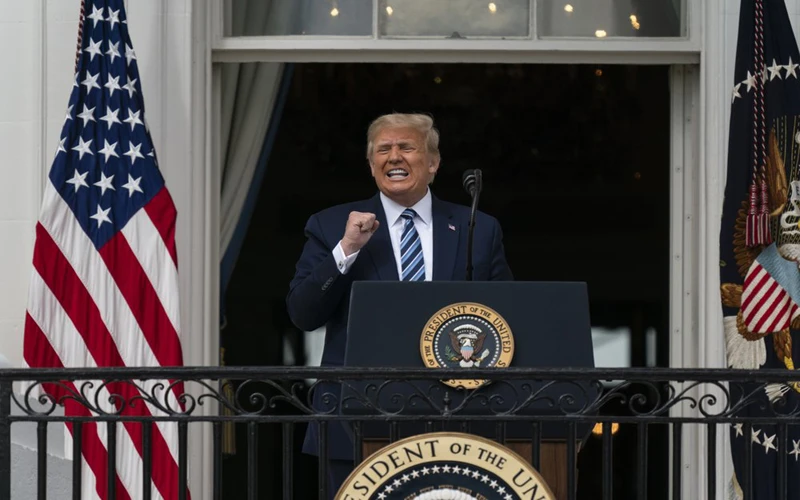 Tổng thống Trump phát biểu ý kiến trước người ủng hộ từ ban công Phòng Xanh tại Nhà Trắng, ngày 10-10. (Ảnh: AP)
