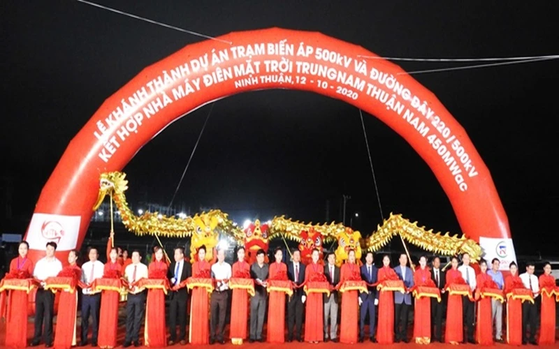 Lãnh đạo các bộ, ngành trung ương, tỉnh Ninh Thuận và nhà đầu tư cắt băng khánh thành dự án.