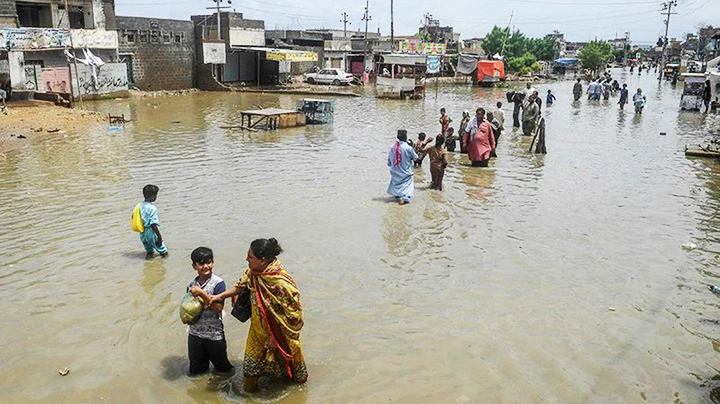 Cơn mưa lớn gây ngập úng nghiêm trọng tại một tuyến phố ở Karachi. Ảnh: AP