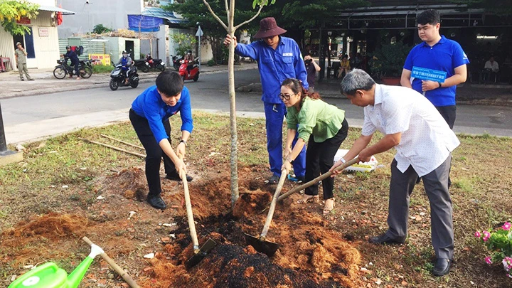 Người dân tham gia trồng cây bảo vệ môi trường tại quận Bình Thạnh.