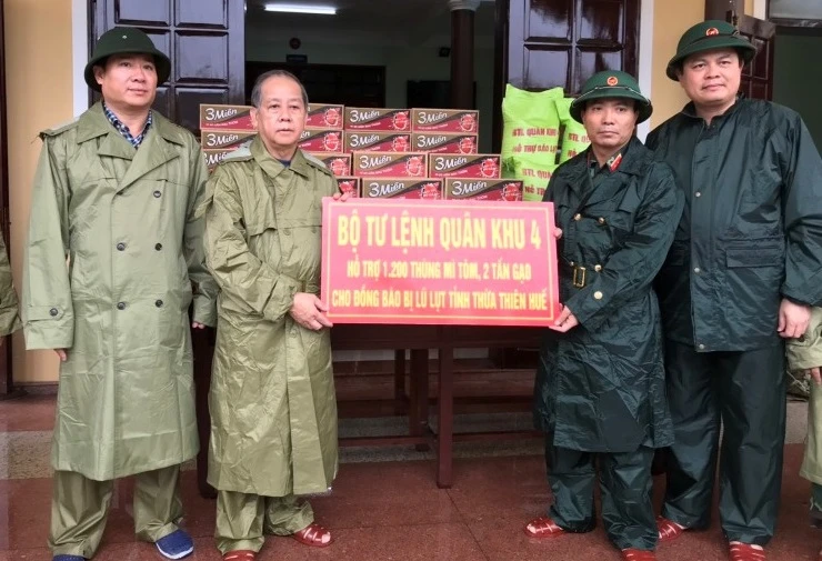 Bộ Tư lệnh Quân khu 4 trao tặng cho lãnh đạo tỉnh Thừa Thiên Huế hơn 1.200 thùng mì tôm và hai tấn gạo để hỗ trợ đồng bào bị ngập lụt nặng trên địa bàn.