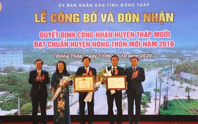 Lãnh đạo huyện Tháp Mười đón nhận quyết định của Thủ tướng Chính phủ công nhận huyện đạt chuẩn NTM.