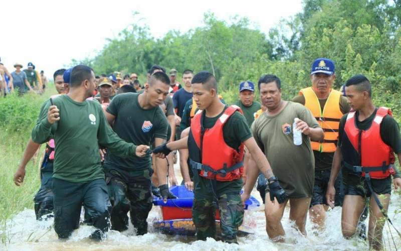 Các lực lượng vũ trang Campuchia giúp nhân dân chống lũ.