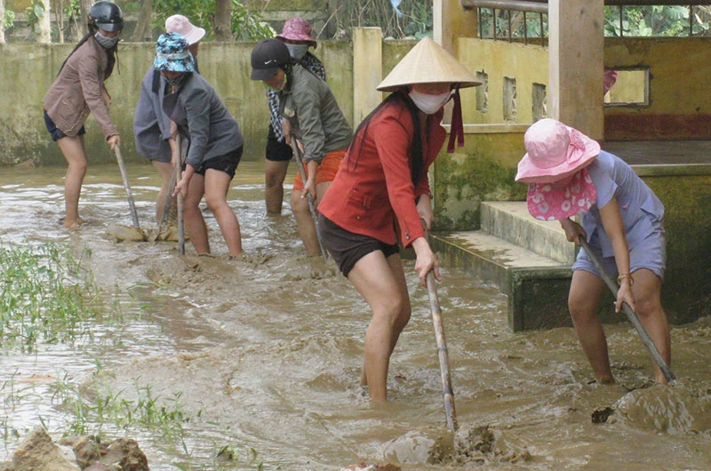 Các cô giáo vùng lũ Quảng Ninh (Quảng Bình) cào bùn non, làm sạch trường để đón học sinh.