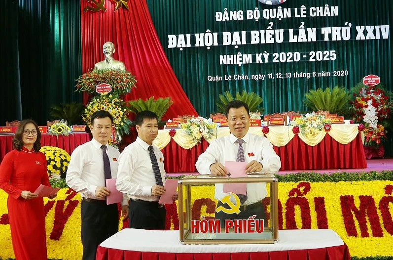 Các đại biểu dự Đại hội Đảng bộ quận Lê Chân lần thứ XXIV bầu đại biểu dự Đại hội Đảng bộ thành phố Hải Phòng lần thứ XVI.