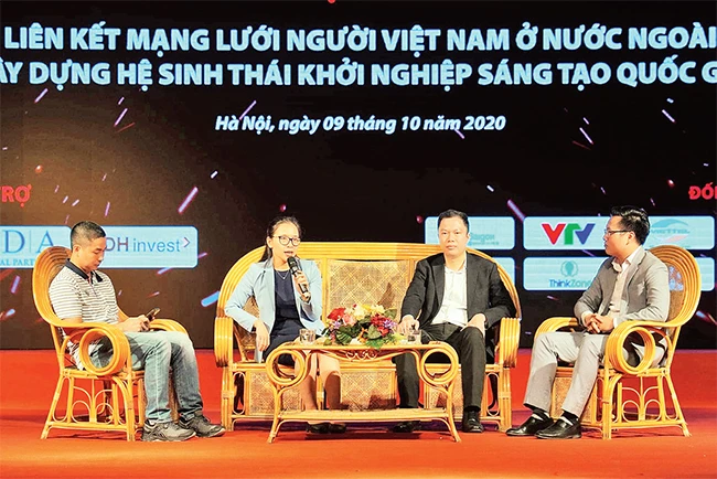 Các đại biểu tham gia tọa đàm trong khuôn khổ hội nghị cấp cao "Liên kết mạng lưới người Việt Nam ở nước ngoài xây dựng hệ sinh thái khởi nghiệp sáng tạo quốc gia". Ảnh: TRỊNH LÝ