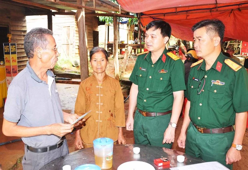 Ủy ban MTTQ Việt Nam tỉnh Gia Lai và Binh đoàn 15 đến chia sẻ trước những mất mát của gia đình chị Vinh.