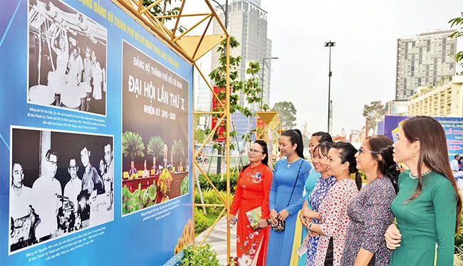 Người dân tham dự triển lãm ảnh chào mừng Đại hội đại biểu Đảng bộ TP Hồ Chí Minh lần thứ 11, nhiệm kỳ 2020 - 2025.