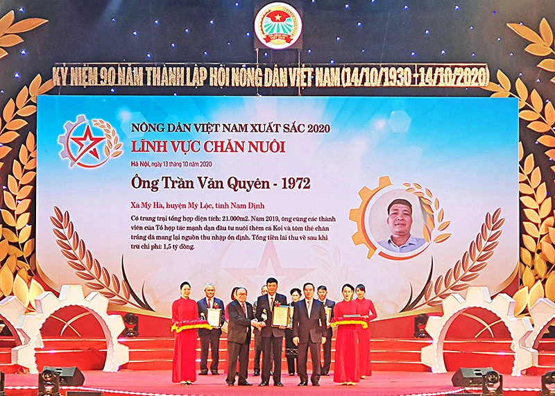 Đồng chí Nguyễn Văn Bình và đồng chí Thào Xuân Sùng trao danh hiệu "Nông dân Việt Nam xuất sắc" năm 2020 tặng các nhà nông tiêu biểu trong lĩnh vực chăn nuôi.