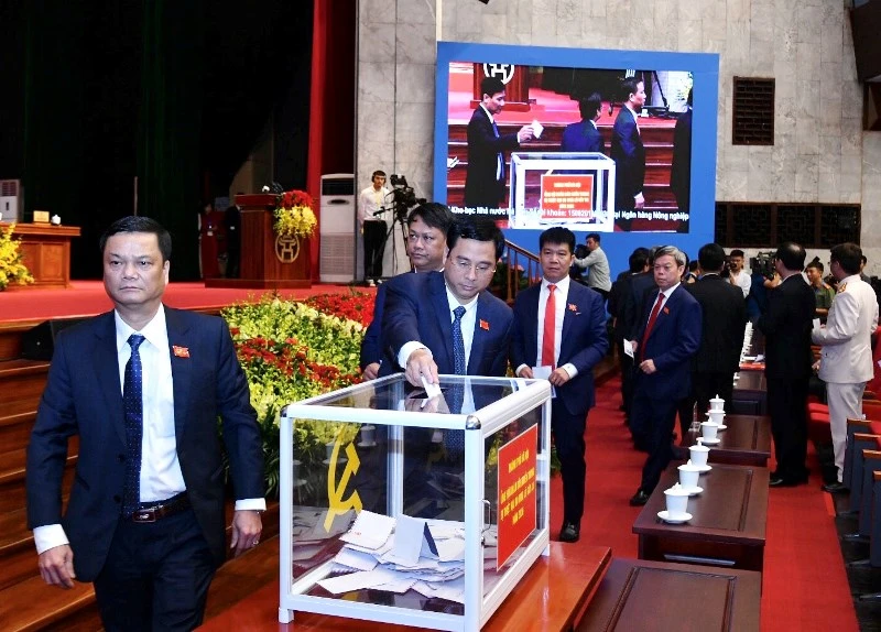 Các đại biểu dự Đại hội Đảng bộ TP Hà Nội lần thứ XVII, quyên góp ủng hộ đồng bào bị ảnh hưởng do thiên tai tại các tỉnh miền trung. (Ảnh: DUY LINH)