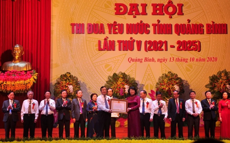 Phó Chủ tịch nước trao tặng Huân chương Lao động cho các cá nhân thành tích xuất sắc.