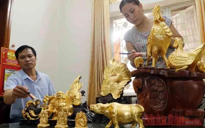 Những sản phẩm dát vàng tại gia đình nghệ nhân Nguyễn Văn Hiệp.