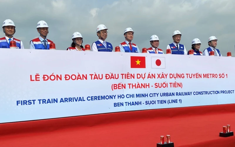 Bí thư Thành ủy TP Hồ Chí Minh Nguyễn Thiện Nhân tham dự Lễ đón đoàn tàu của tuyến metro Bến Thành - Suối Tiên.