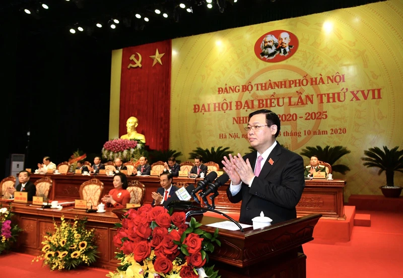 Đồng chí Vương Đình Huệ, Uỷ viên Bộ Chính trị, Bí thư Thành uỷ Hà Nội khoá XVII đọc diễn văn bế mạc đại hội.