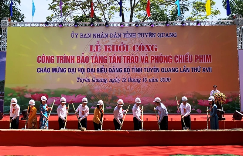 Đồng chí Trần Quốc Vượng, Ủy viên Bộ Chính trị, Thường trực Ban Bí thư cùng các đại biểu thực hiện khởi công công trình Bảo tàng Tân Trào.