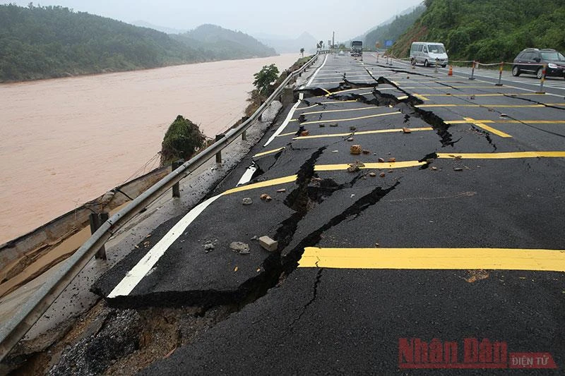 Mưa lũ làm nước sông Đakrông, tỉnh Quảng Trị dâng cao gây nứt mặt đường Quốc lộ 9 tại Km45.