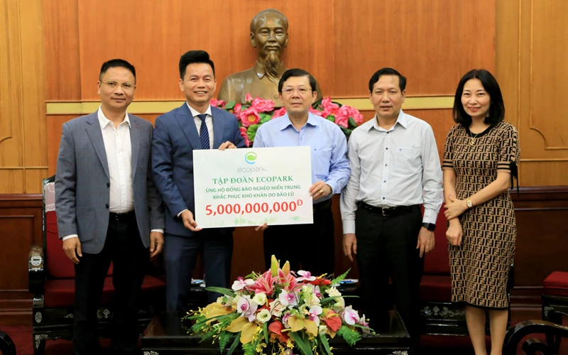 Ông Trần Quốc Việt – Tổng Giám đốc Tập đoàn Ecopark (bên trái) trao số tiền hỗ trợ cho đồng bào miền Trung thông qua Ủy ban Trung ương Mặt trận Tổ quốc Việt Nam.