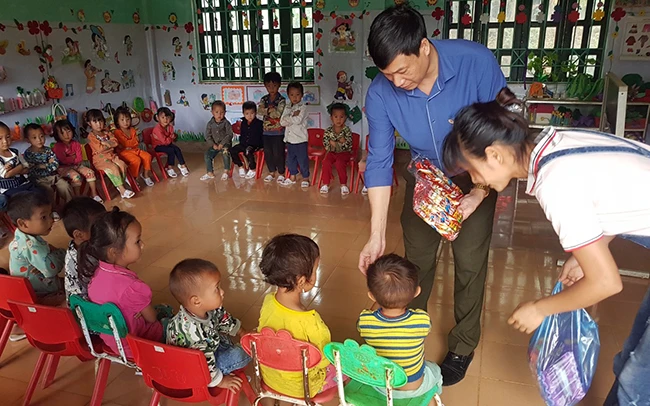 Lãnh đạo Phòng Giáo dục và Đào tạo huyện Tủa Chùa (Điện Biên) tặng quà cho học sinh mầm non tại thôn Chéo Chử Phình.