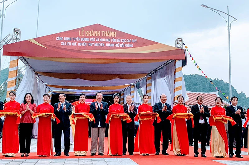 Thủ tướng Chính phủ Nguyễn Xuân Phúc cắt băng khánh thành công trình.