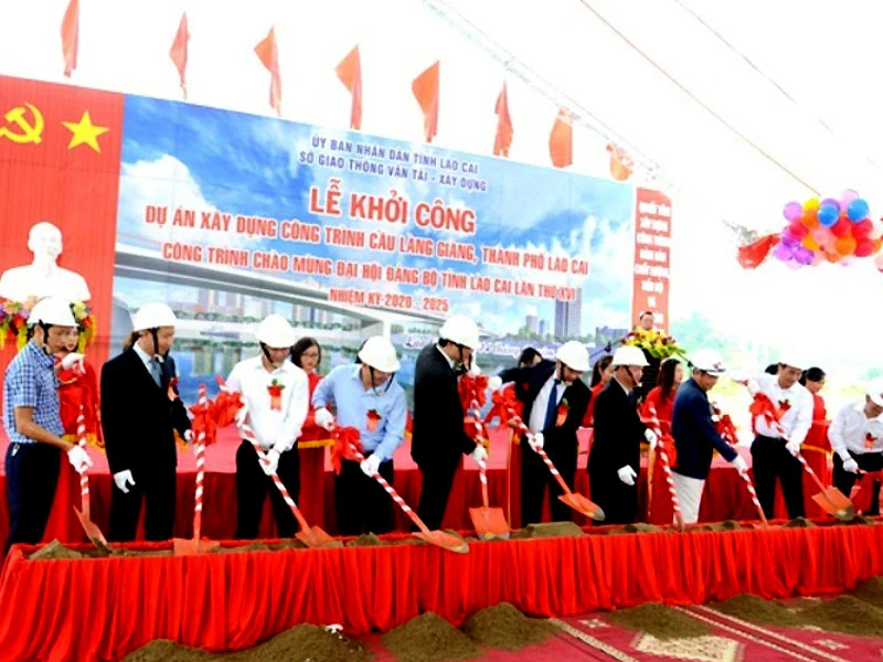 Khởi công xây dựng cầu Làng Giàng bắc qua sông Hồng ở tỉnh Lào Cai.